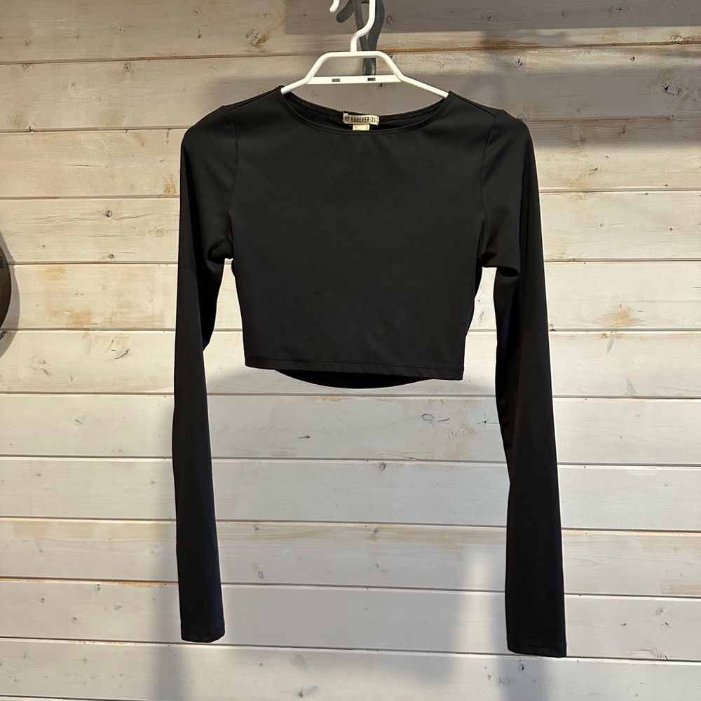 Forever 21 | Black Cropped Long Sleeve Activewear Top w Cut Out Back